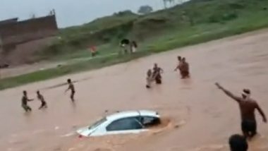 Jharkhand: Car Carrying Newlywed Couple Falls Into Malay River in Palamu, Locals Save Them From Drowning (Watch Video)