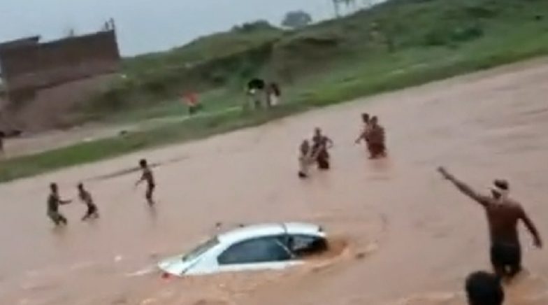Jharkhand: Car Carrying Newlywed Couple Falls Into Malay River in Palamu, Locals Save Them - Video