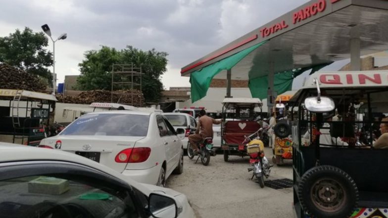 Pakistan Faces Petrol Shortage Amid Coronavirus Pandemic, Long Queues Seen at Fuel Stations in Karachi, Lahore; Here's Why