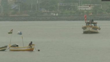 Nisarga Cyclone: Fishermen Return from Sea in Mumbai as Authorities Caution Not to Venture Into Sea, View Pics