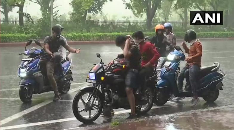 Delhi Rains: National Capital Wakes Up to Heavy Rains, IMD Predicts Cloudy Skies, Light Rainfall