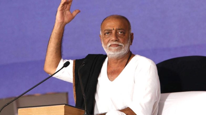 Dwarka: Former BJP MLA Pabubha Manek Attempts to Assault Morari Bapu, Watch Video