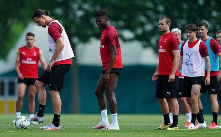 Zlatan Ibrahimovic Returns to AC Milan Group Training For the First Time After his Injury