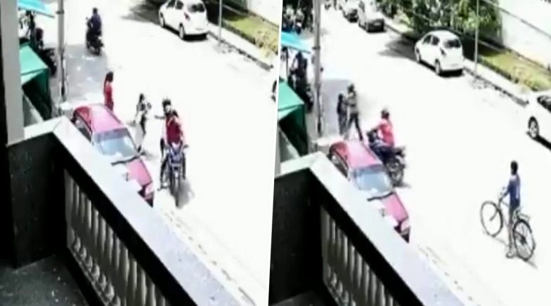 Delhi: Two Men on Motorcycle Attack Woman in Greater Kailash, Snatch Gold Chain (Watch Video)