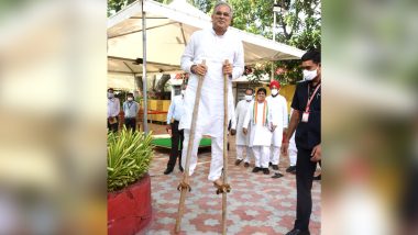 Hareli Festival 2020: Bhupesh Baghel Performs Stilt Walking at Launch of Godhan Nyay Yojana, Watch Picture And Video