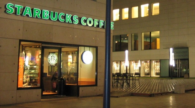 US Woman Who Called Out Starbucks Barista Now Wants Half of His $100,000 Virtual ‘Tip’ 