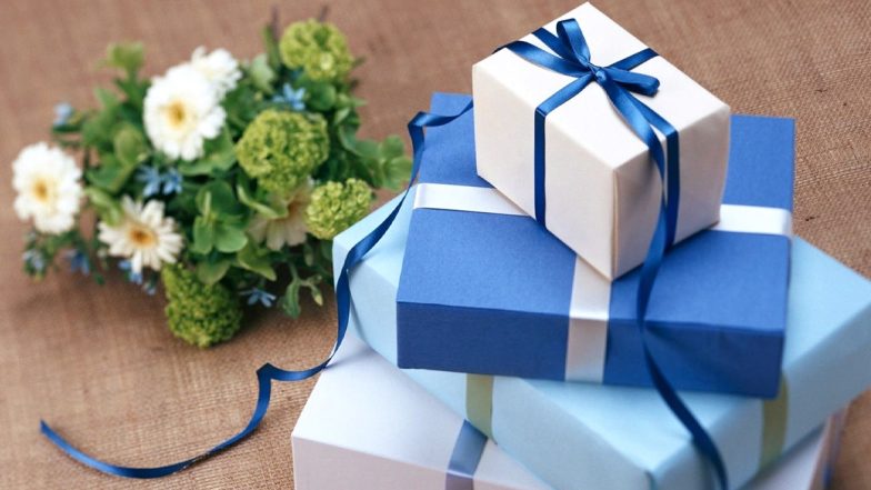National Sisters' Day 2020 Last-Minute Gift Ideas: Away From Your Sibling? 5 Thoughtful Things to Present Your Sister That Will Show Her She Is Your Favourite Girl!