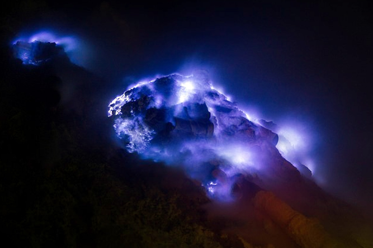 Electric blue  lava  Blue  Lava  Erupts in Indonesia s Kawah 