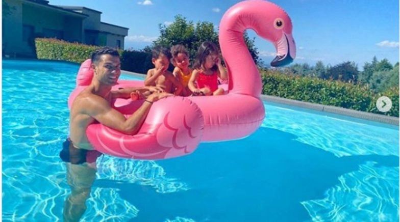 Cristiano Ronaldo Enjoys 'Pool Time' With His Kids after Sending Juventus Seven-Point Clear on Top