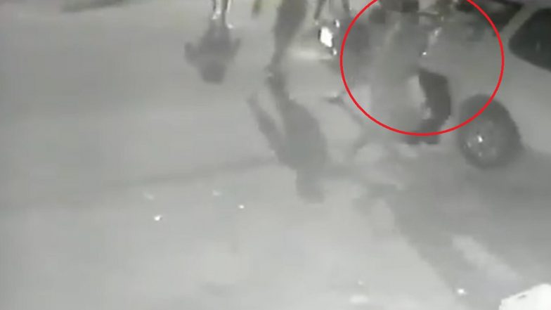 Ghaziabad Shocker: Journalist Assaulted, Shot At For Protesting Against Eve-Teasing, Police Station In-Charge Suspended (Watch Video)
