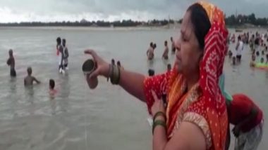 Somvati Amavasya 2020: Devotees Celebrate Amavasya On Third Monday of Sawan in Prayagraj on Banks of Ganga River