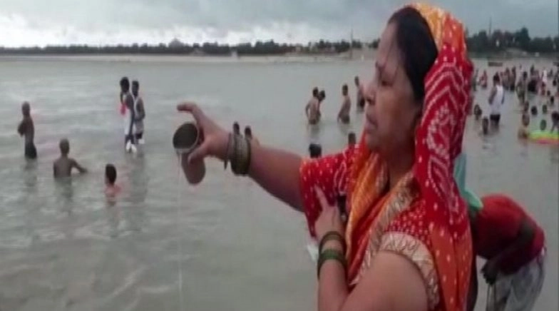 Devotees Celebrate Somvati Amavasya On Third Monday of Sawan in Prayagraj on Banks of Ganga River