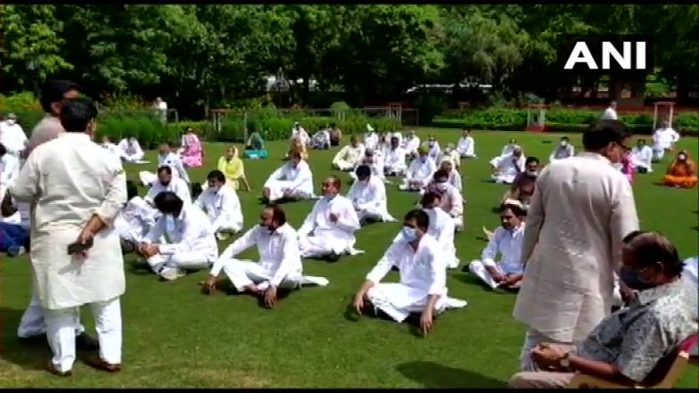Rajasthan Political Crisis: Congress MLAs Demand Convening of Assembly Session, Protest at Raj Bhawan After Ashok Gehlot's Meeting With Governor Kalraj Mishra; Watch Video