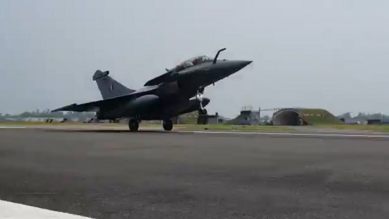 Five Rafale Jets Arrive in India in a Boost to IAF’s Combat Capability, Defence Minister Rajnath Singh Says ‘The Birds Have Landed Safely in Ambala’