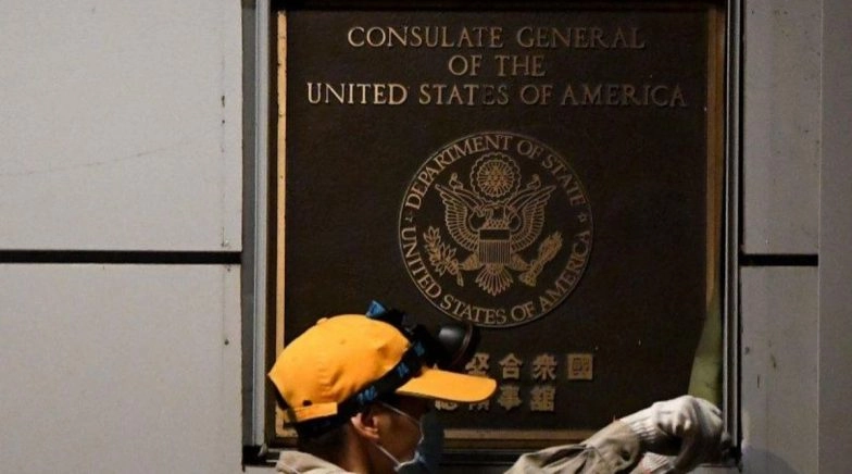 American Flag Lowered at US Consulate in Chengdu as Beijing Orders Its Closure