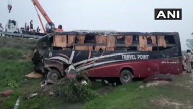 UP Road Accident: Private Bus Hits Another Vehicle on Agra-Lucknow Expressway in Kannauj, Five Dead