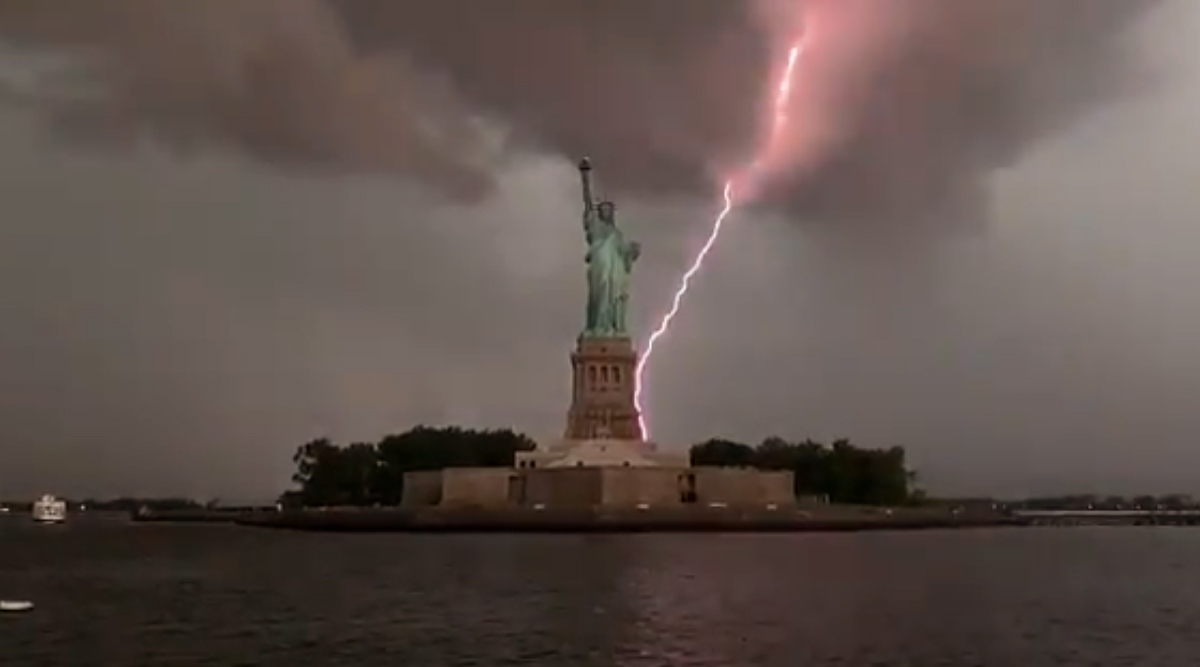Viral News Photographer Captures Exact Moment When Lightning Strikes