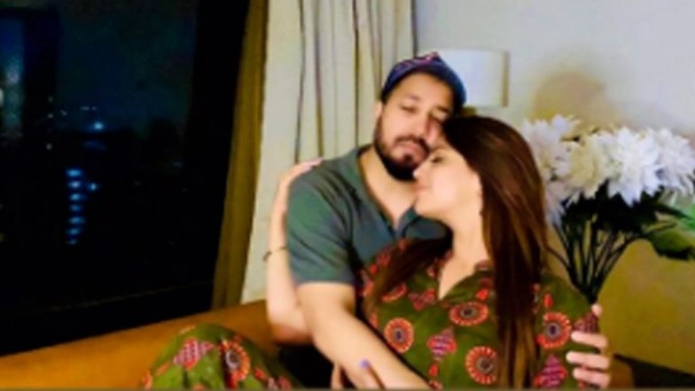 Akanksha Puri Reacts To Her Cosy Picture With Singer Mika Singh And We Wonder What&rsquo;s Cooking?