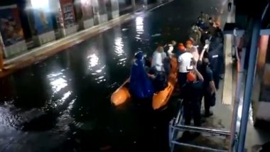 Mumbai Rains: Video Shows NDRF Personnel Rescuing 40 Commuters Stranded in Local Trains Between Masjid and Bhaykhala Stations