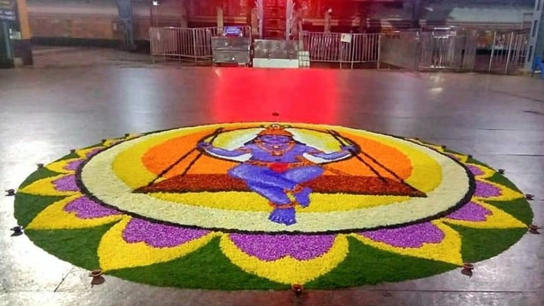Onam 2020 Latest Pookalam Designs: Easy Rangoli Floral Pattern Images and New Video Tutorials to Decorate Your House for Kerala’s Harvest Festival