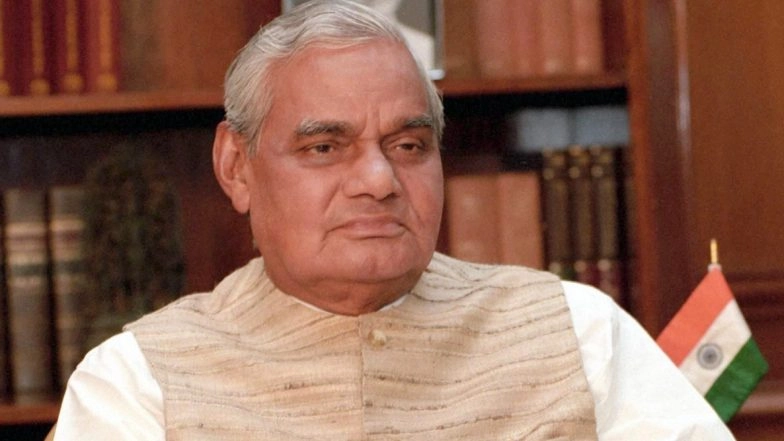 Atal Bihari Vajpayee 2nd Death Anniversary: 'Maut Se Than Gayi' to 'Jeevan Beet Chala', 5 Famous Poems of Late Politician That Show He Was a Brilliant Wordsmith