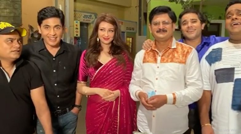 Saumya Tandon Gets a Beautiful Farewell From Bhabiji Ghar Par Hain Cast (Watch Video)