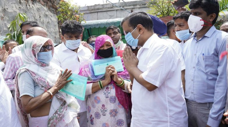 Arvind Kejriwal Hands Over Rs 1 Crore Cheque to Kin of Sanitation Worker Who Died of COVID-19