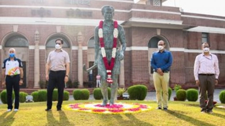 Major Dhyan Chand 115th Birth Anniversary: Sports Minister Kiren Rijiju Pays Floral Tribute to Legendary Indian Hockey Player on National Sports Day