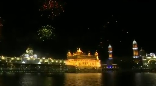 Guru Granth Sahib Parkash Purab 2020: Fireworks Take Place at Golden Temple in Amritsar 