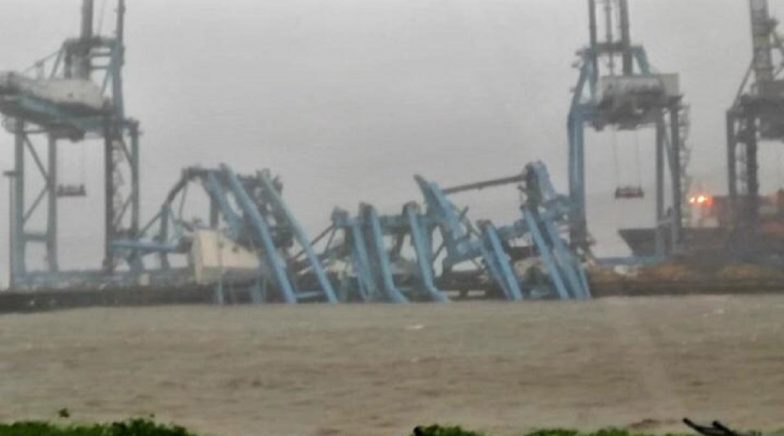 Mumbai Rains: Cranes at JNPT Collapse as Strong Winds Up To 107 Kmph Hits City, See Pics and Video