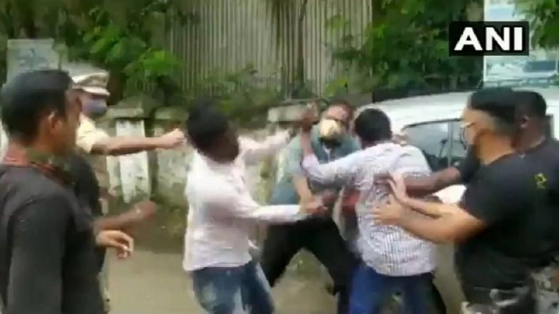 Maharashtra Police Beat ABVP Members After They Stop Minister Abdul Sattar's Car in Dhule Demanding College Fee Waiver, Watch Video