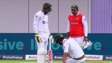 ENG vs PAK 1st Test 2020: Sarfaraz Ahmed, Ex-Pakistan Captain, Carry Drinks; Netizens Slam Team Management for ‘Disrespect’ Towards Senior Player