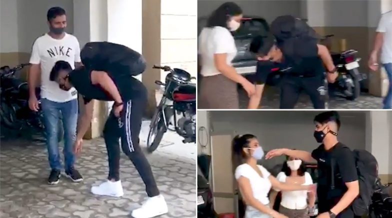 KKR Star Shubman Gill Takes Aashirwad From Mother, Family Before Leaving for IPL 2020 (Watch Video)