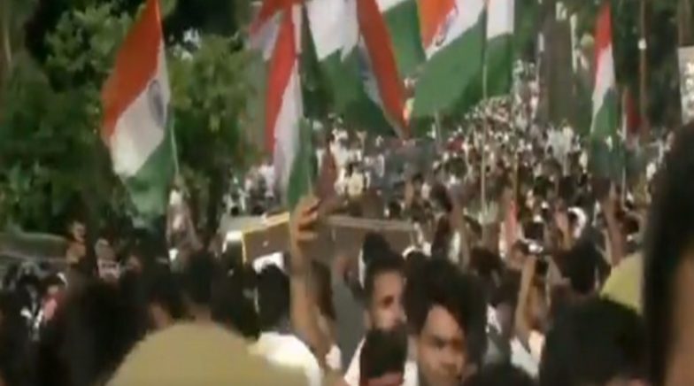 Pulwama Encounter: Last Rites of Sepoy Prashant Sharma Held with Full Military Honours in UP