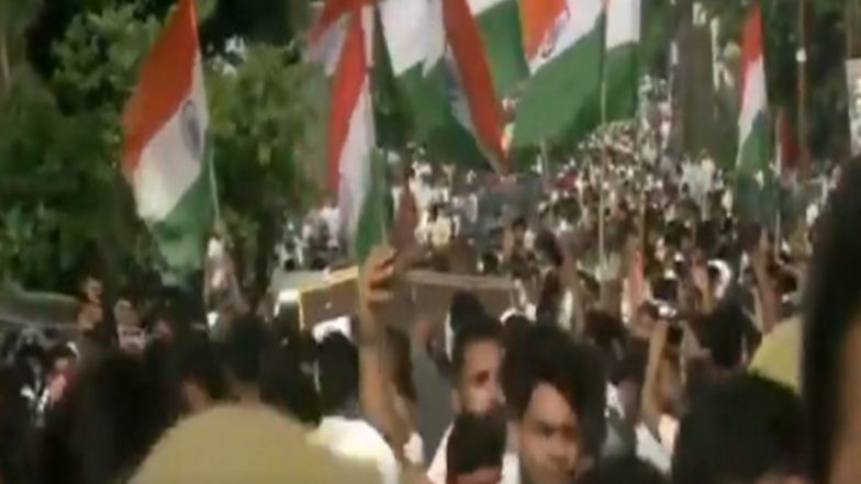 Pulwama Encounter: Last Rites of Sepoy Prashant Sharma Held with Full Military Honours in UP
