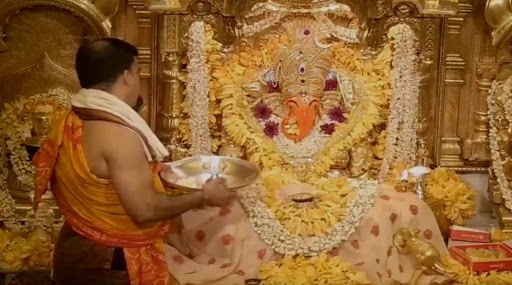 Ganesh Chaturthi 2020: Morning ‘Aarti’ and Prayers Being Performed at Siddhivinayak Temple 