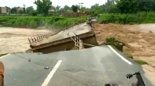 Jammu and Kashmir Rains: Portion of Bridge Seen Crashing Down Due to Heavy Flow of Water in Gadigarh (Watch Video)