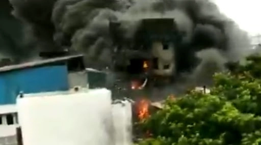 Fire Breaks Out at Chemical Factory in Gujarat's Vapi, Thick Black Smoke Seen; Watch Video