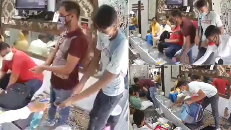 Aligarh Jewellery Shop Looted, Video Shows Thieves Stealing Valuables Worth Lakhs on Gunpoint