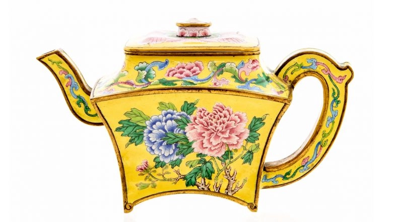 Win Win! Man Finds Antique ‘Teapot’ Worth Rs 95 Lakh While Clearing His House During Lockdown (View Pic)