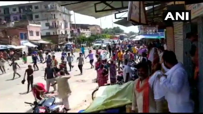 Stone Pelting in UP: Locals in Ballia Block Roads, Pelt Stones at Police Over Alleged Custodial Torture of Man, Watch Video