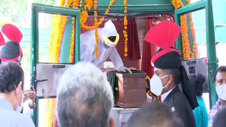 Pranab Mukherjee Funeral: Wearing Masks People Queue Up Maintaining 6-Feet Distance to Pay Tribute to Former President