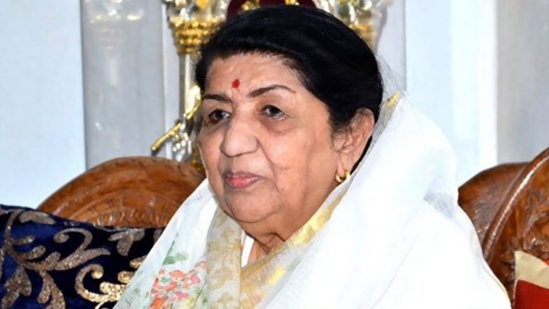 Diwali 2020: Lata Mangeshkar Urges People to Avoid Bursting Firecrackers, Says 'Important for Everyone to Follow Maharashtra CM Uddhav Thackeray's Advice'