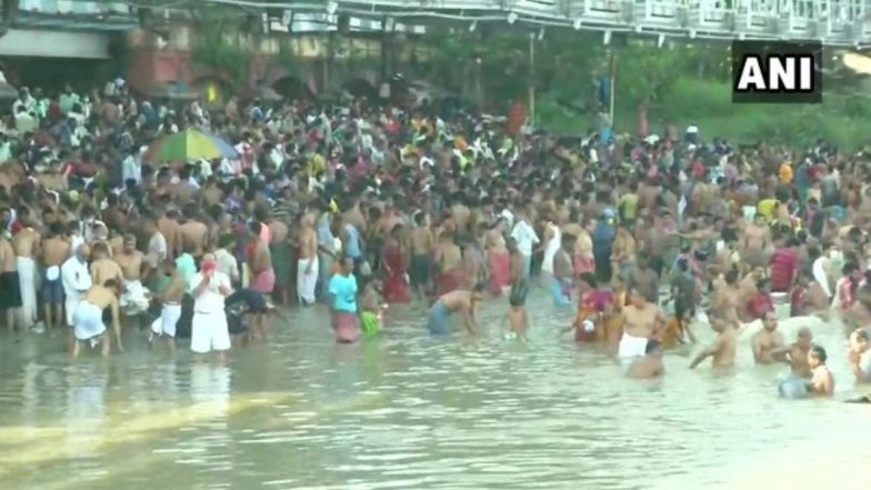 Mahalaya Amavas 2020: People in Kolkata Violate Social Distancing Amid COVID-19 Pandemic as Several Gather to Take Holy Dip in Hoogly River; View Pics