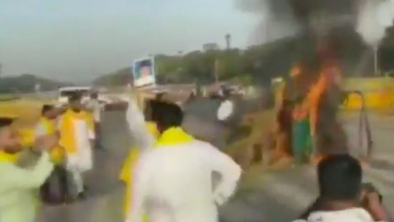 Tractor Set on Fire at India Gate Amid Protests By Farmers & Opposition Against Farm Laws; Watch Video
