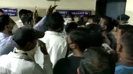 Mumbai Man’s Dead Body Handed Over to Wrong Family, Cremated, Relatives Protest at Sion Hospital; Watch Video