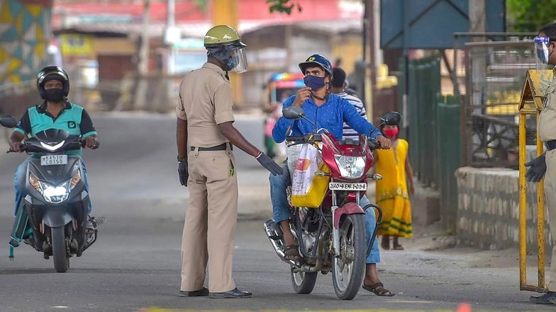 Helmet Mandatory: Karnataka Government to Suspend Driving Licence of 2-Wheeler Riders For 3 Months If They Ride Without Helmet