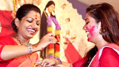 Durga Puja 2020 Special: Why Do Bengali Married Women Wear ‘Lal Paad Shada Saree’ During Pujo? Here’s What the Traditional Attire Actually Signifies