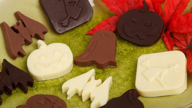 Trick or Treat! To Celebrate Halloween 2020, Check Out These Tasty and Spooky Treats to Bake With Kids (Watch Recipe Videos)