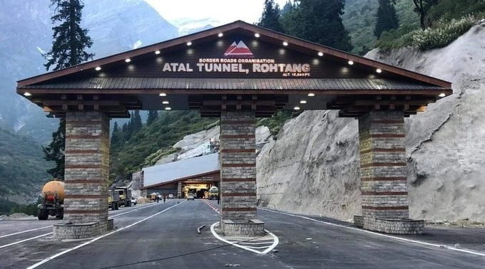 Record 5,450 Vehicles Cross Rohtang Tunnel on Sunday; 15 Tourists Arrested for Obstructing Traffic